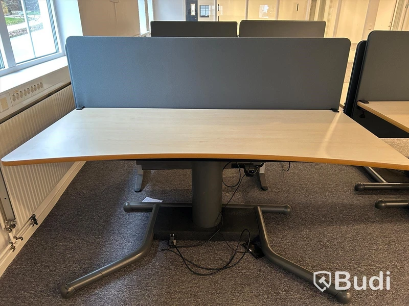 Skrivbord med akustikskydd, höj- och sänkbart, fungerar ej