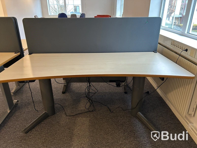 Skrivbord med akustikskydd, höj- och sänkbart, fungerar