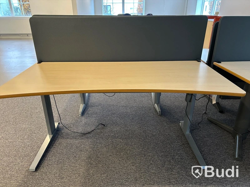 Skrivbord med akustikskydd, höj- och sänkbart, fungerar ej