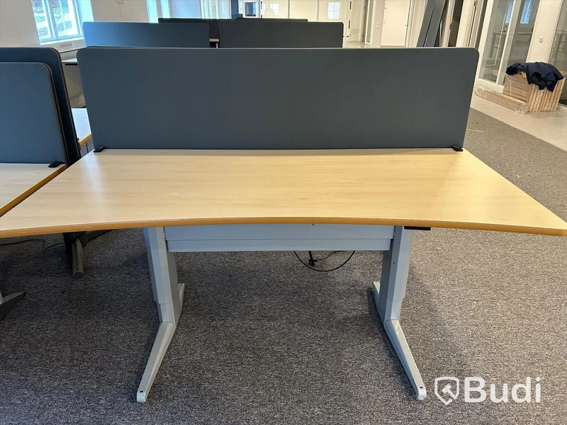 Skrivbord med akustikskydd, höj- och sänkbart, fungerar ej