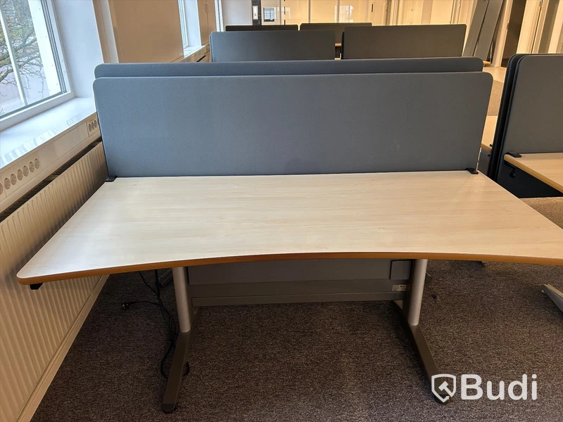 Skrivbord med akustikskydd, höj- och sänkbart, fungerar ej