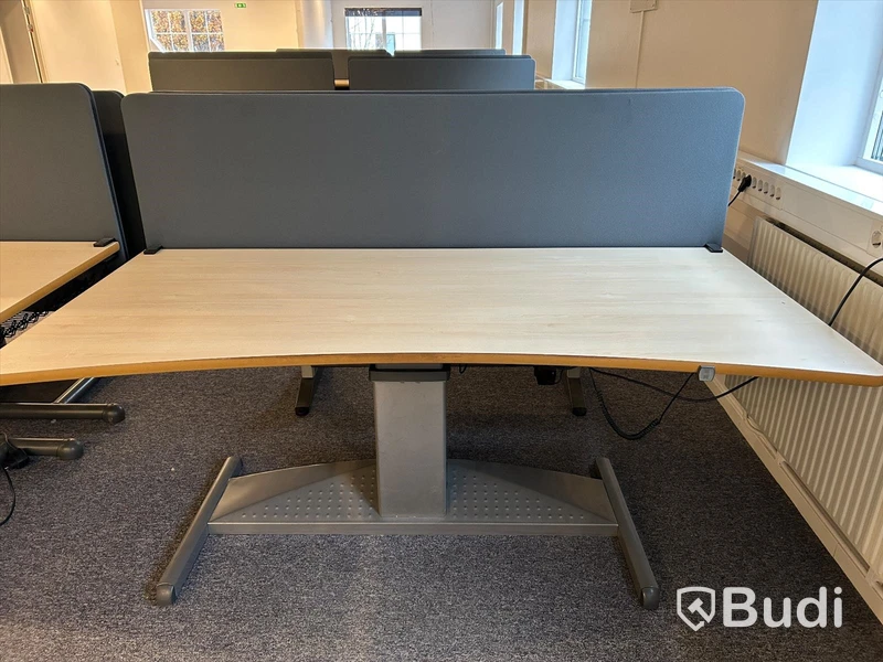 Skrivbord med akustikskydd, höj- och sänkbart, fungerar ej