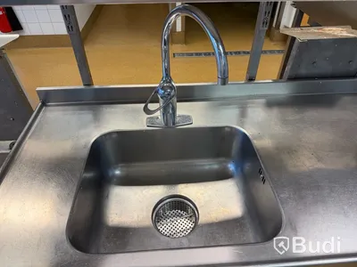 Rostfri arbetsbänk med hyllsystem