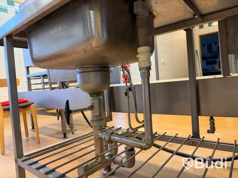 Rostfri arbetsbänk med hyllsystem
