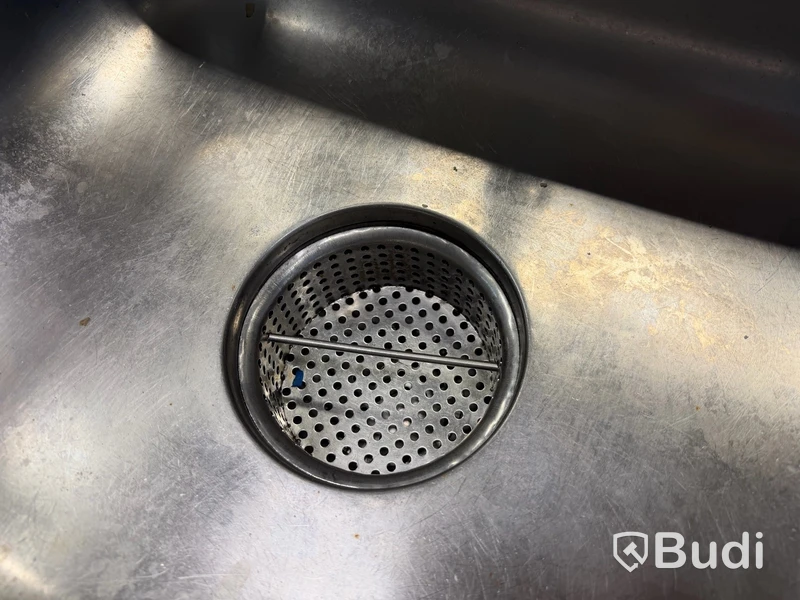 Rostfri arbetsbänk med hyllsystem