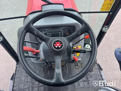 Kompakttraktor Massey Ferguson 1740 -2023 | Plog och sandspridare