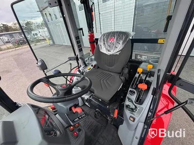 Kompakttraktor Massey Ferguson 1740 -2023 | Plog och sandspridare