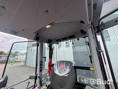 Kompakttraktor Massey Ferguson 1740 -2023 | Plog och sandspridare