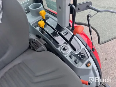 Kompakttraktor Massey Ferguson 1740 -2023 | Plog och sandspridare