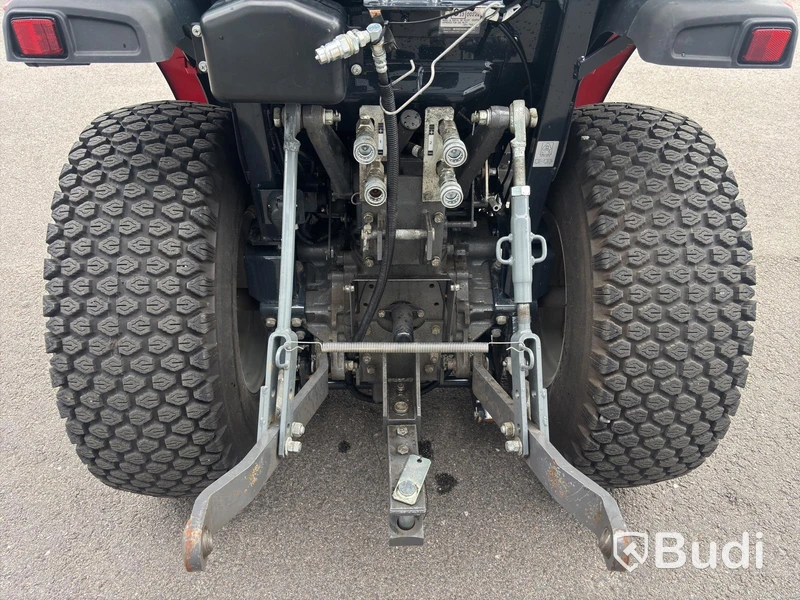 Kompakttraktor Massey Ferguson 1740 -2023 | Plog och sandspridare