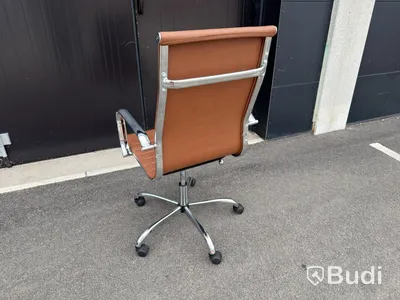 8 st konferensstolar i Eames-inspirerad design – Konstläder & krom