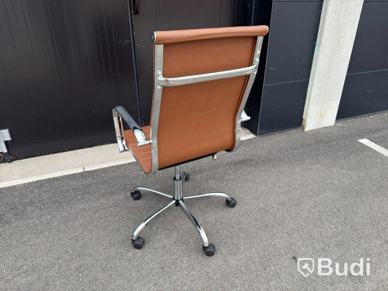 8 st konferensstolar i Eames-inspirerad design – Konstläder & krom