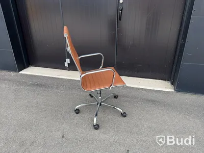 8 st konferensstolar i Eames-inspirerad design – Konstläder & krom