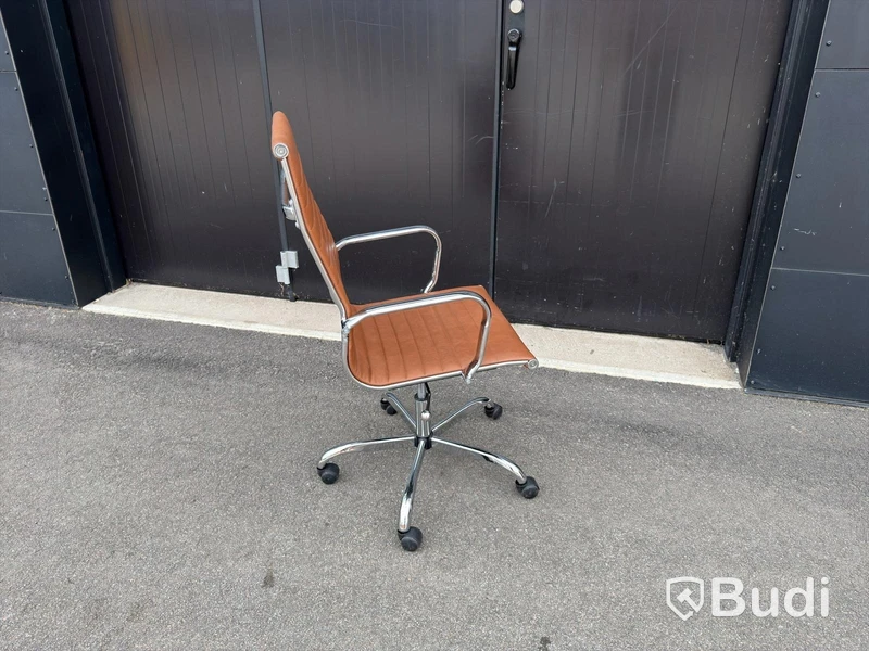 8 st konferensstolar i Eames-inspirerad design – Konstläder & krom