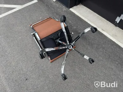 8 st konferensstolar i Eames-inspirerad design – Konstläder & krom