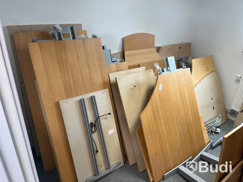 Stor samling höj och sänkbara bord