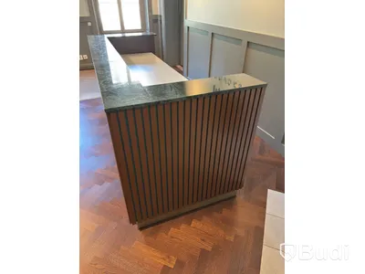 Receptionsdisk med höj- och sänkbart skrivbord