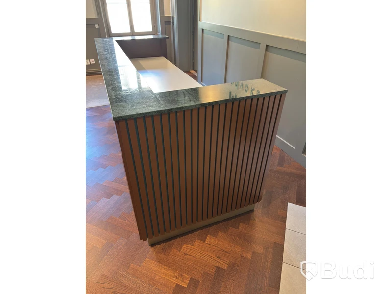 Receptionsdisk med höj- och sänkbart skrivbord