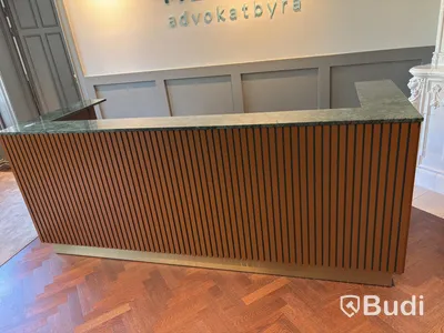 Receptionsdisk med höj- och sänkbart skrivbord