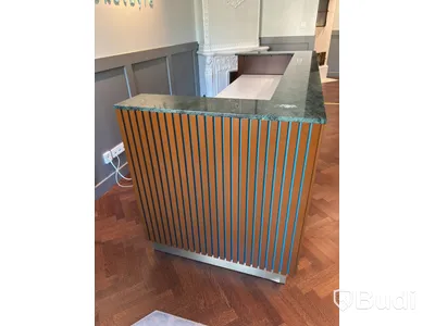 Receptionsdisk med höj- och sänkbart skrivbord