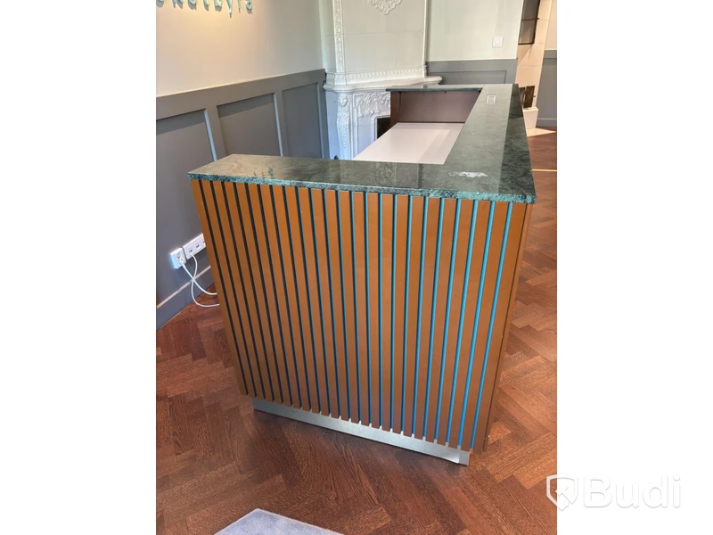 Receptionsdisk med höj- och sänkbart skrivbord