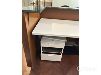 Receptionsdisk med höj- och sänkbart skrivbord