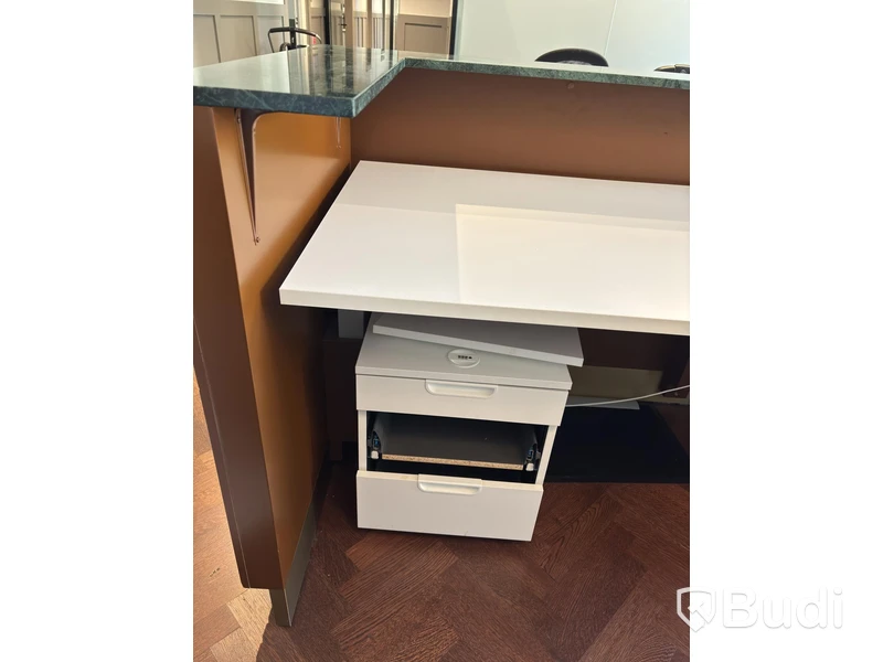 Receptionsdisk med höj- och sänkbart skrivbord