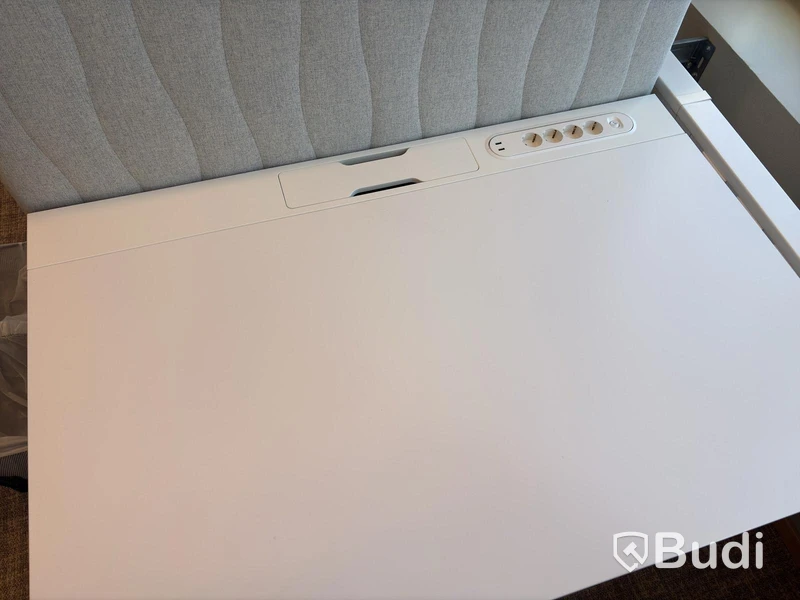Skrivbord IKEA MITTZON inkl. skärmvägg