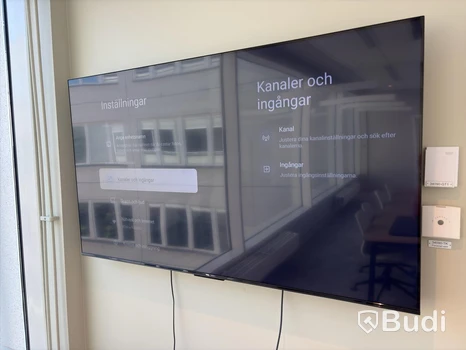 TV TCL 65 tum, med fjärrkontroll och väggfäste