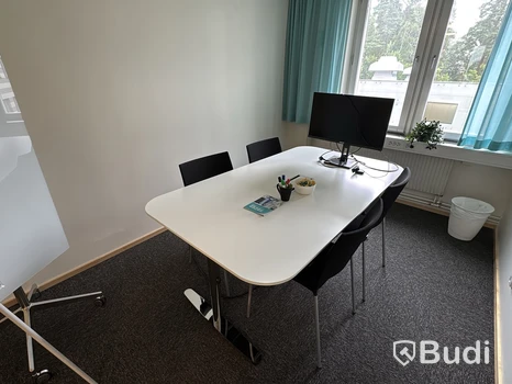 Konferensbord med 4 st. stolar samt Philips 27-tums bildskärm