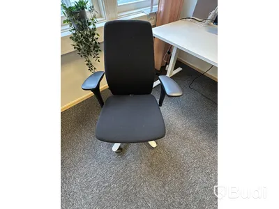 Höj- och sänkbart skrivbord med kontorsstol och Samsung-skärm