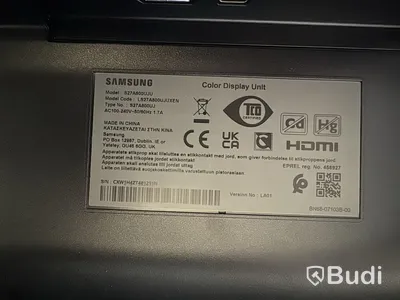 Höj- och sänkbart skrivbord med kontorsstol och Samsung-skärm