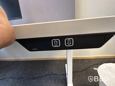 Höj- och sänkbart skrivbord med kontorsstol och Samsung-skärm