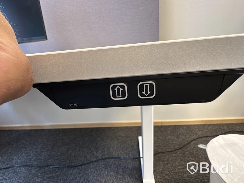 Höj- och sänkbart skrivbord med kontorsstol och Samsung-skärm