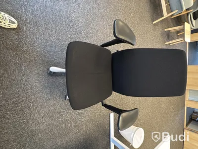 Kontorsplats med höj- och sänkbart skrivbord, kontorsstol och Samsung-skärm