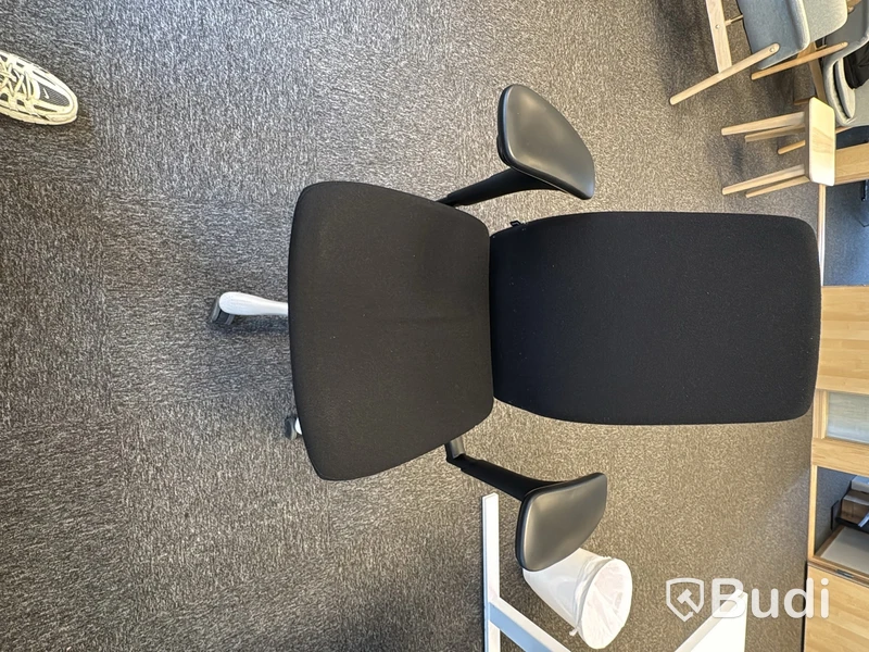 Kontorsplats med höj- och sänkbart skrivbord, kontorsstol och Samsung-skärm