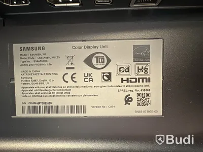Kontorsplats med höj- och sänkbart skrivbord, kontorsstol och Samsung-skärm