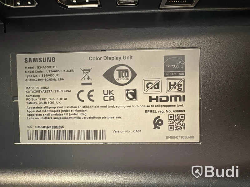 Kontorsplats med höj- och sänkbart skrivbord, kontorsstol och Samsung-skärm