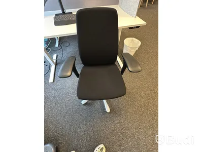 Arbetsplats med höj- och sänkbart skrivbord och bildskärm
