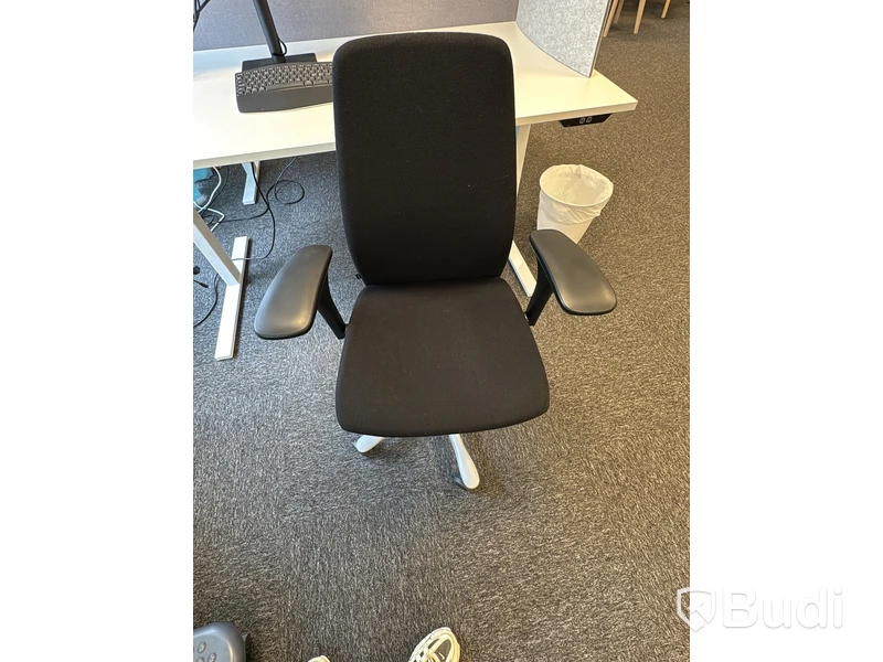 Arbetsplats med höj- och sänkbart skrivbord och bildskärm
