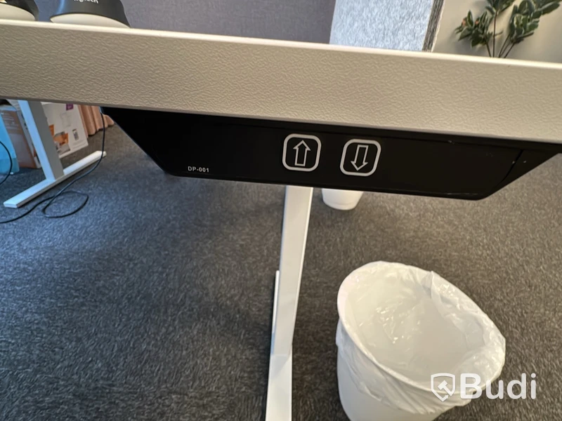 Arbetsplats med höj- och sänkbart skrivbord och bildskärm