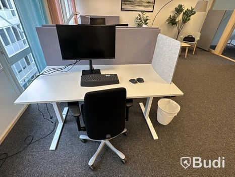 Arbetsplats med höj- och sänkbart skrivbord och bildskärm