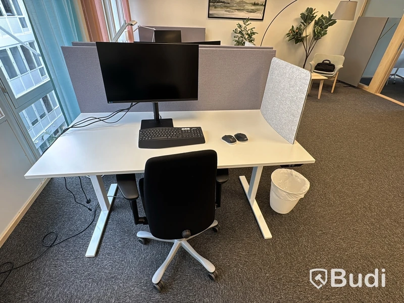 Arbetsplats med höj- och sänkbart skrivbord och bildskärm