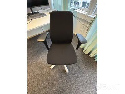 Höj- och sänkbart skrivbord med kontorsstol och Samsung-skärm