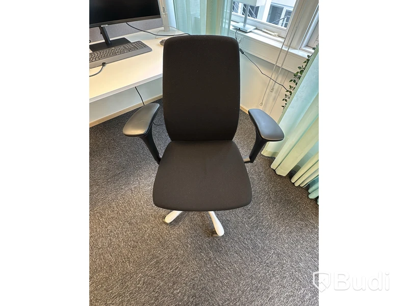 Höj- och sänkbart skrivbord med kontorsstol och Samsung-skärm
