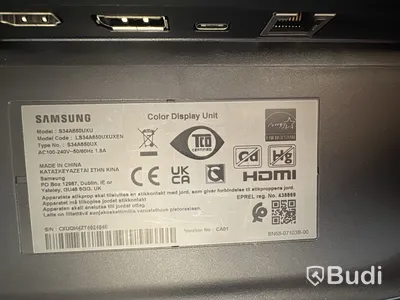 Höj- och sänkbart skrivbord med kontorsstol och Samsung-skärm