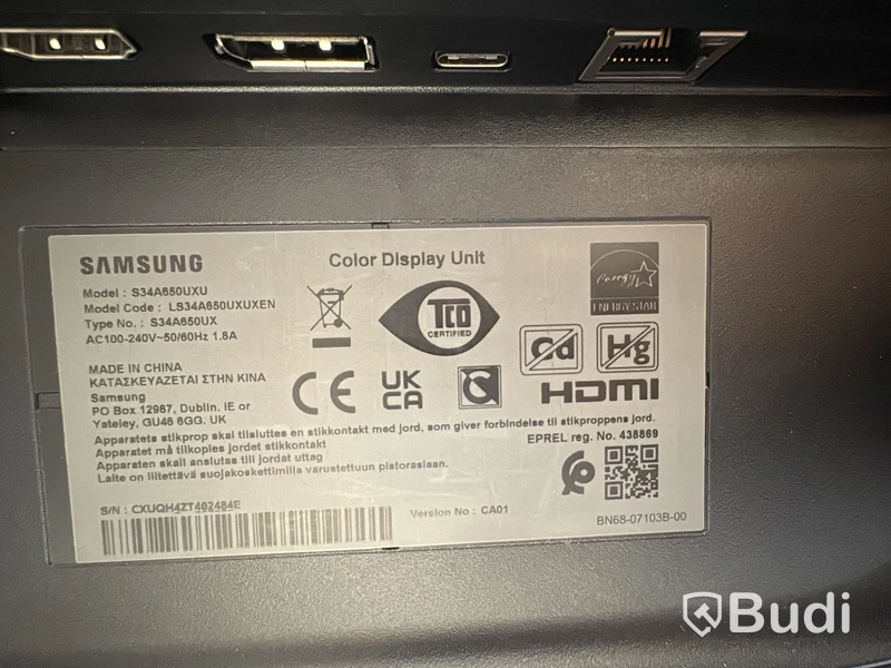 Höj- och sänkbart skrivbord med kontorsstol och Samsung-skärm