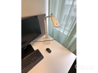 Höj- och sänkbart skrivbord med kontorsstol och Samsung-skärm