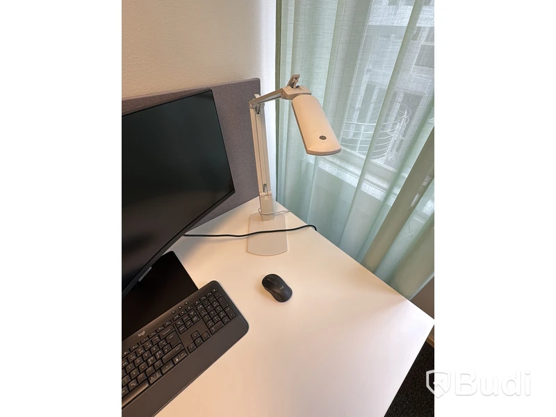 Höj- och sänkbart skrivbord med kontorsstol och Samsung-skärm
