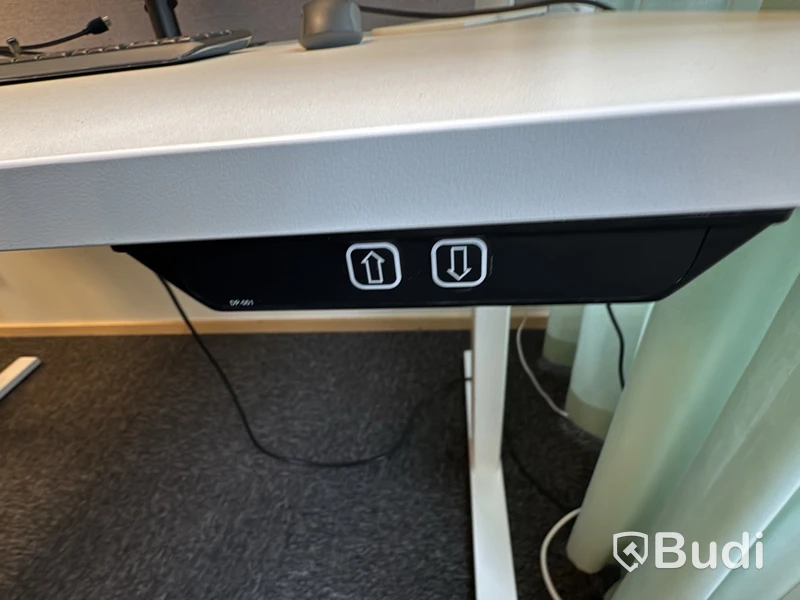 Höj- och sänkbart skrivbord med kontorsstol och Samsung-skärm